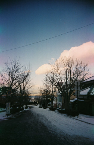 深藍天空 略帶粉紅色白雲    在元町公園旁的那條路