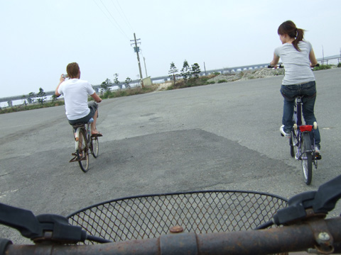 三人悠閒地騎腳踏車亂逛，大概是七年以上沒做過的事了