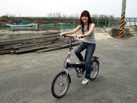 騎的是Nico設計的腳踏車，目前是世界上唯一的一台