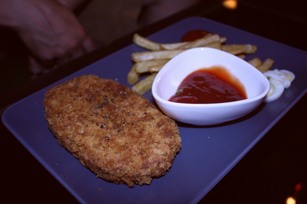 可憐的我弟不能吃牛肉只能點豬排，男生吃不飽!