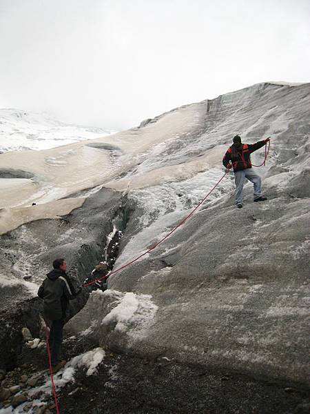 到了雪山後都是導遊一個人用繩子以自己的體重拉我們上下 本團有近二十人
