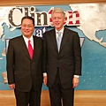 2005年 柯林頓與王令麟在台北東森總部