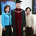 王令麟受頒輔大名譽商學博士學位，母親(右)與夫人(左)與有榮焉