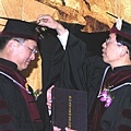 輔大校長李寧遠(右)親自為王令麟(左)撥穗並頒發名譽博士證書