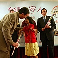 馬英九市長（右）與建中同學、東森文化基金會董事長趙怡（左），一起關懷台灣被領養的女孩如如（中），發揚人性光明面.jpg