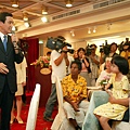 馬英九市長（左）出席東森公益片「有緣一家人」記者會，右為該片主角如如一家人.jpg