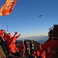 登上玉山頂峰，東森團隊向紀錄過程的直昇機揮手.jpg