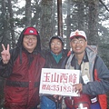 王總裁與兩位榮總醫師在玉山西峰峰頂合照.jpg