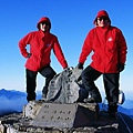 王總裁與張樹森在玉山頂峰登高望遠.jpg
