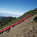 東森登山隊在王總裁帶領下，發揮團隊精神上下一條心！.jpg