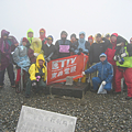 東森登山隊員在雨霧瀰漫中成功攀登石門山