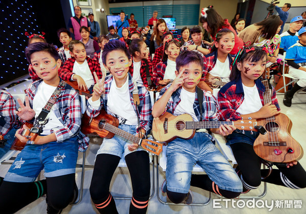 花蓮東里國小的孩子們難得有機會到台北玩都相當興奮。