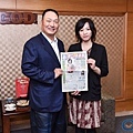 謝依旻與東森集團總裁王令麟分享女流棋聖賽四連霸的喜悅。