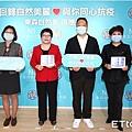 東森集團總裁王令麟(右3)不捨一線醫護人員防疫的辛勞，提供價值3,000萬元東森自然美醫美級保養品，希望呵護他們疲憊的肌膚。