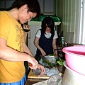 DSCF3510洗菜準備晚上的BBQ囉.JPG