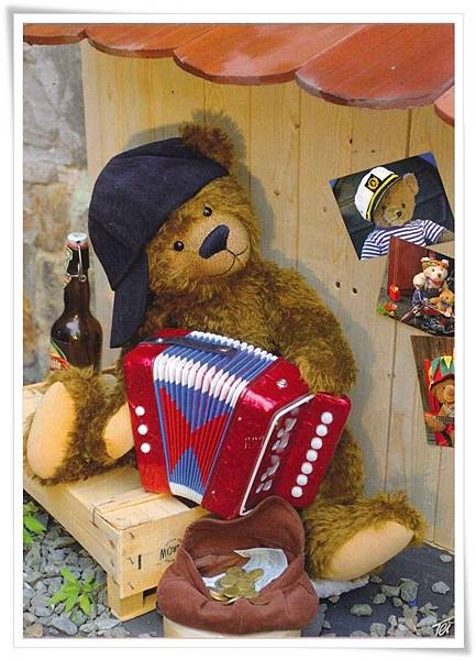 bear playing.jpg bear playing.jpg