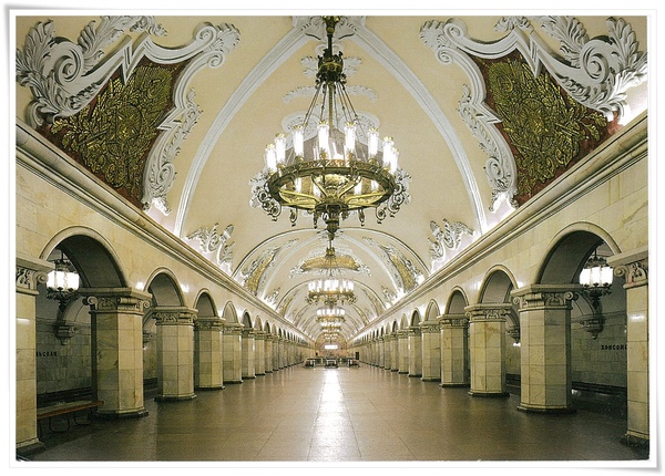 Vestibule of the metro station.jpg Vestibule of the metro station.jpg