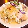 海鮮沙律；很特殊的酸味，原來泰式料理的蛤蜊裡都裝蝦仁啊！