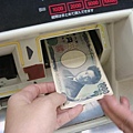 放入紙鈔要記得攤平，否則機器咬不進去。然後螢幕會顯示卡片裡的總金額(來不及拍)。