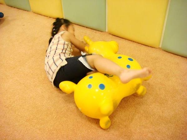 2008.8.16.劉小妤在sogo兒童遊樂區騎馬，愈跌倒她愈開心！