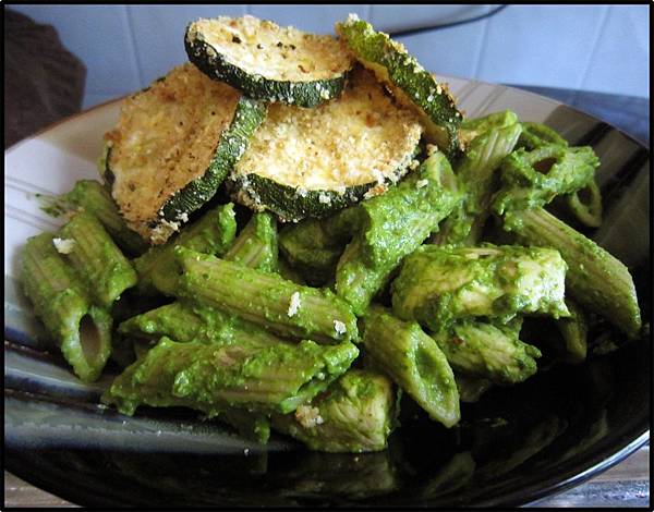 Chicken Pesto Penne & Parmasen Zucchini Chips