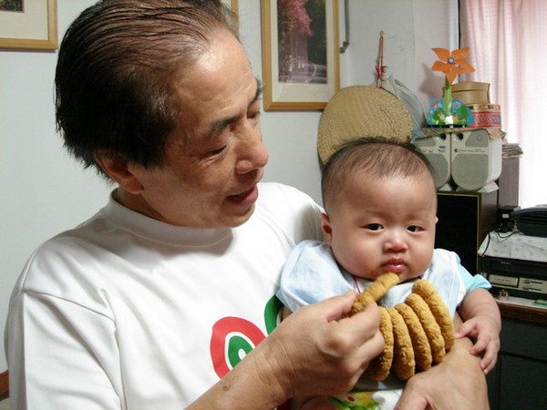 瑪麻~為什麼大家都要輪流用餅乾抹我的嘴?