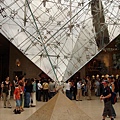 羅浮宮內的倒金字塔