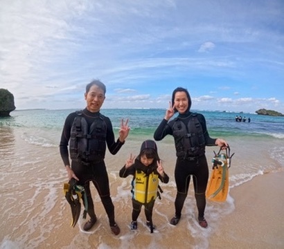 【沖繩親子自由行】1歲寶寶也能浮潛？怕水也不擔心、裝備全包！