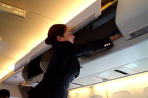 0810-jet-blue-attendant-overhead-bins.jpg_full_600 0810-jet-blue-attendant-overhead-bins.jpg_full_600