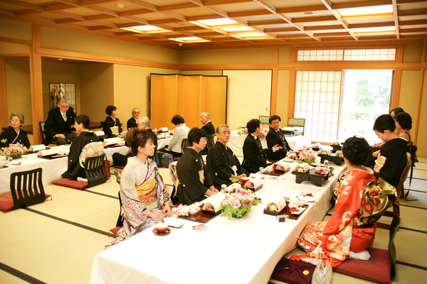日本的婚宴我們只請雙方的家人跟親戚沒請朋友（抱歉嚕）但是很可惜的是老公的哥哥因為忙著ｆａｓｈｉｏｎ　ｓｈｏｗ無法過來（他是服裝設計師）