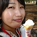皇居公園裡的冰淇淋，好好吃喔！３５０日圓！