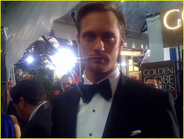 alexander-skarsgard-golden-globes-2010-red-carpet-03.jpg