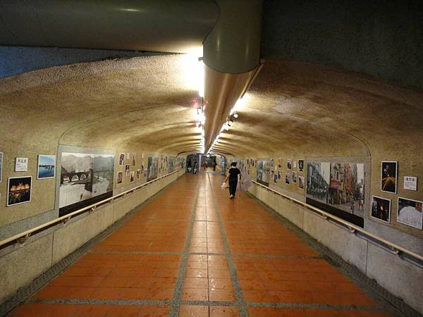瑞芳車站的地下通道變成藝廊