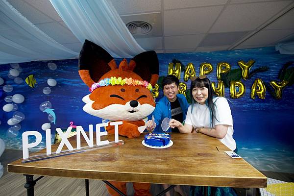 慶祝 PIXNET 創立16週年，PIXNET執行長周守珍、PIXNET 創辦人暨產品策略副總經理劉昊恩於派對上共同切下蛋糕.jpg