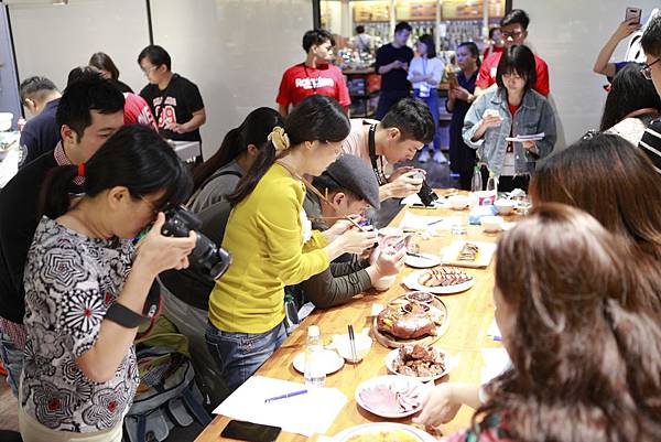 03.超過100道年菜，部落客們先拍照再品嚐接著寫下評分，現場氣氛歡樂又忙碌.jpg