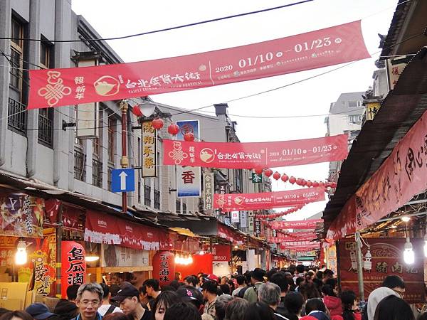 台北年貨大街人潮湧現,充滿濃厚過年氛圍。.jpg 台北年貨大街人潮湧現,充滿濃厚過年氛圍。.jpg