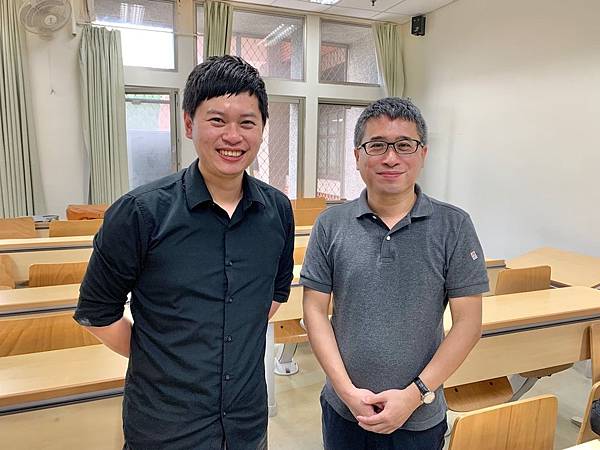 01.PIXNET產品策略副總劉昊恩(左)於台大商研所「數位行銷研討」課程中授課分享產業實務經驗。 01.PIXNET產品策略副總劉昊恩(左)於台大商研所「數位行銷研討」課程中授課分享產業實務經驗。
