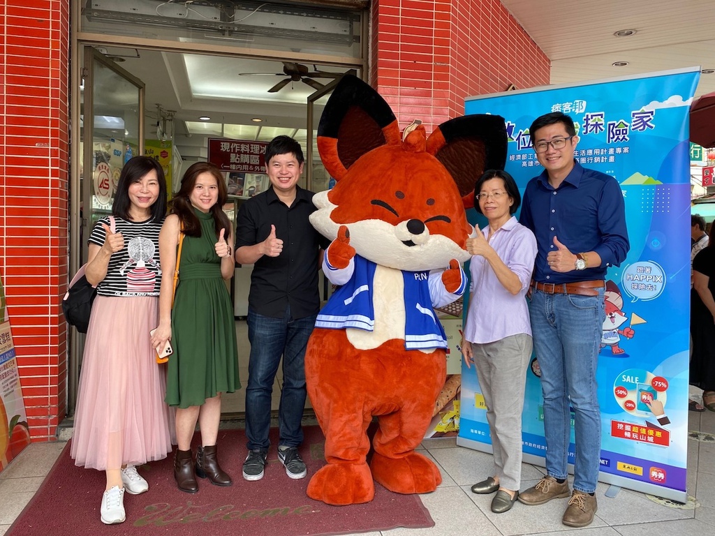 01. PIXNET 聯手果俐文創、券券文化兩家業者,共同推廣高雄山城觀光。右起為果俐文創執行長陳郁涵、高雄市旗山形象商圈促進會理事長吳月鳳、PIXNET 創辦人暨社群營運部副總經理劉昊恩、券券文化營運總監胡曉萍、人氣部落客「愛作夢的貓 joci」。.jpg 01. PIXNET 聯手果俐文創、券券文化兩家業者,共同推廣高雄山城觀光。右起為果俐文創執行長陳郁涵、高雄市旗山形象商圈促進會理事長吳月鳳、PIXNET 創辦人暨社群營運部副總經理劉昊恩、券券文化營運總監胡曉萍、人氣部落客「愛作夢的貓 joci」。.jpg