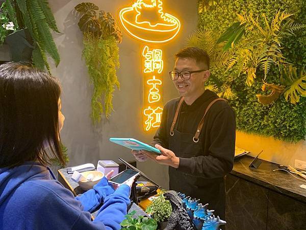 03.商家可透過叩叩 App 在痞客邦刊登電子優惠券,吸引網友到店消費。 03.商家可透過叩叩 App 在痞客邦刊登電子優惠券,吸引網友到店消費。