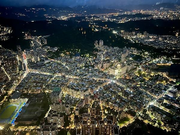 05.隨意鳥地方101觀景餐廳夜景。圖:部落格「蛋寶趴趴go」提供。