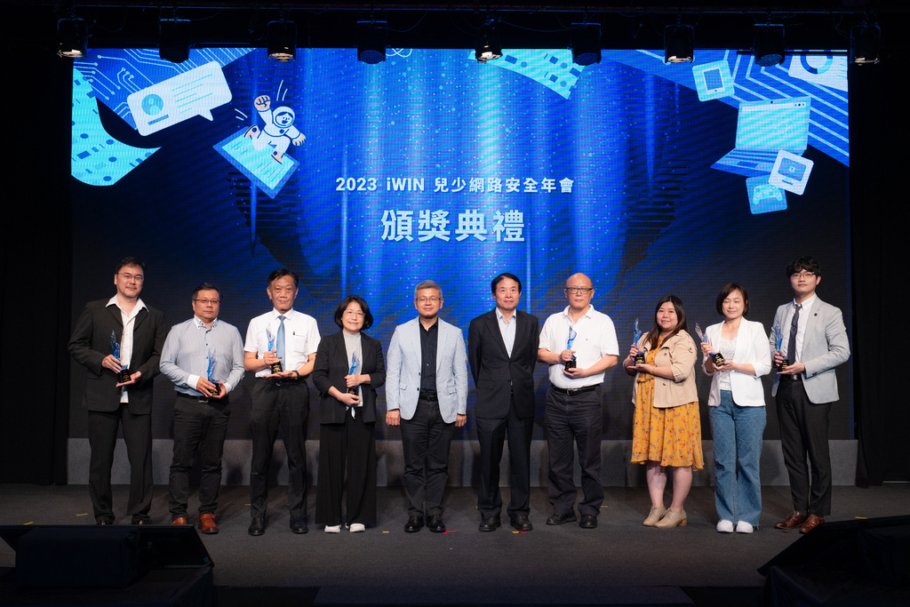 積極守護兒少網路安全,PIXNET 榮獲 iWIN 頒發感謝 積極守護兒少網路安全,PIXNET 榮獲 iWIN 頒發感謝