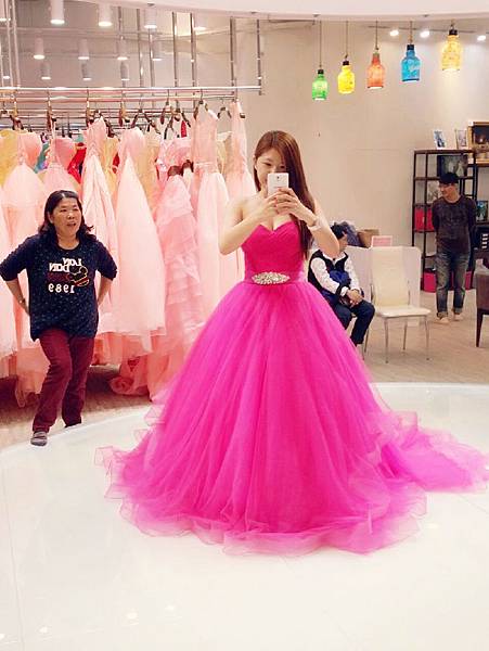 [分享]台南婚紗工作室:禮服出租-桃紅色