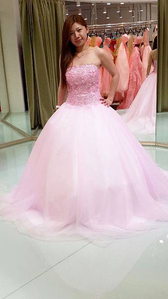 [分享]台南婚紗工作室:禮服出租-粉紅色