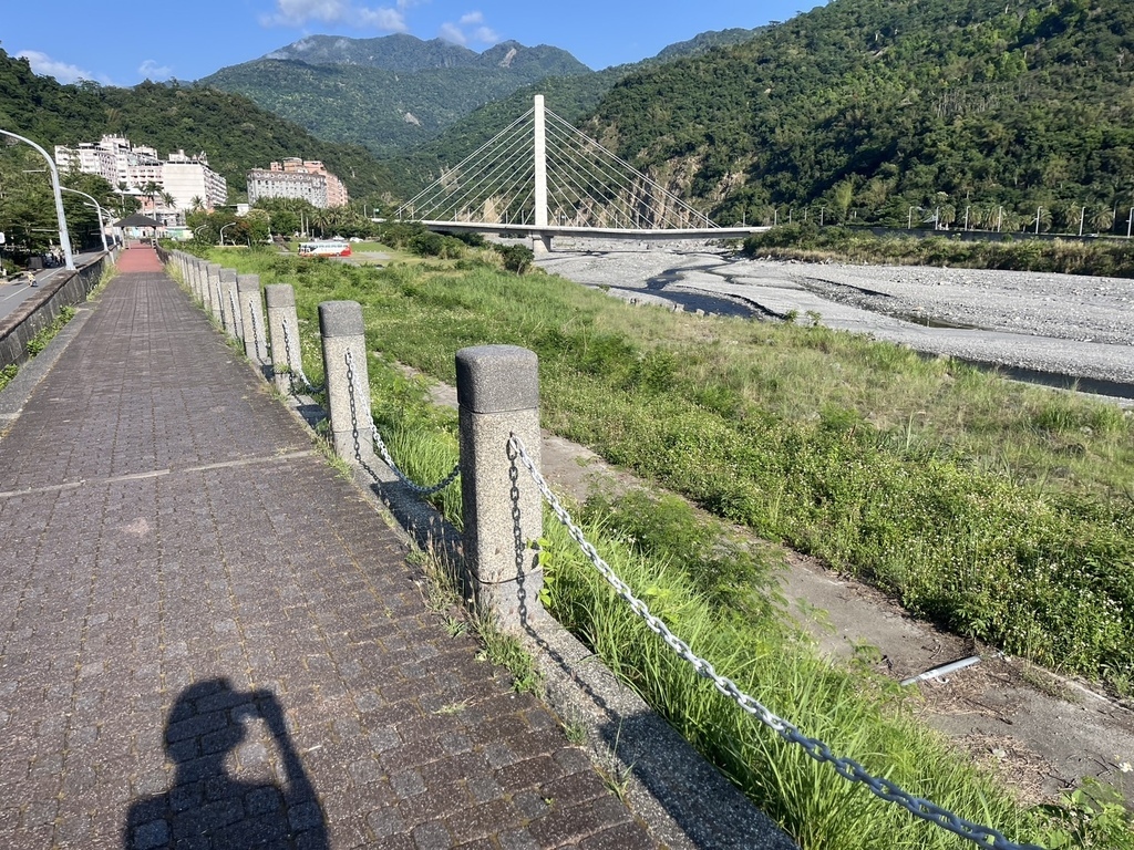 【台東】知本圳親水公園.知本山上有家麵包店.鱷魚山觀景平台. 【台東】知本圳親水公園.知本山上有家麵包店.鱷魚山觀景平台.