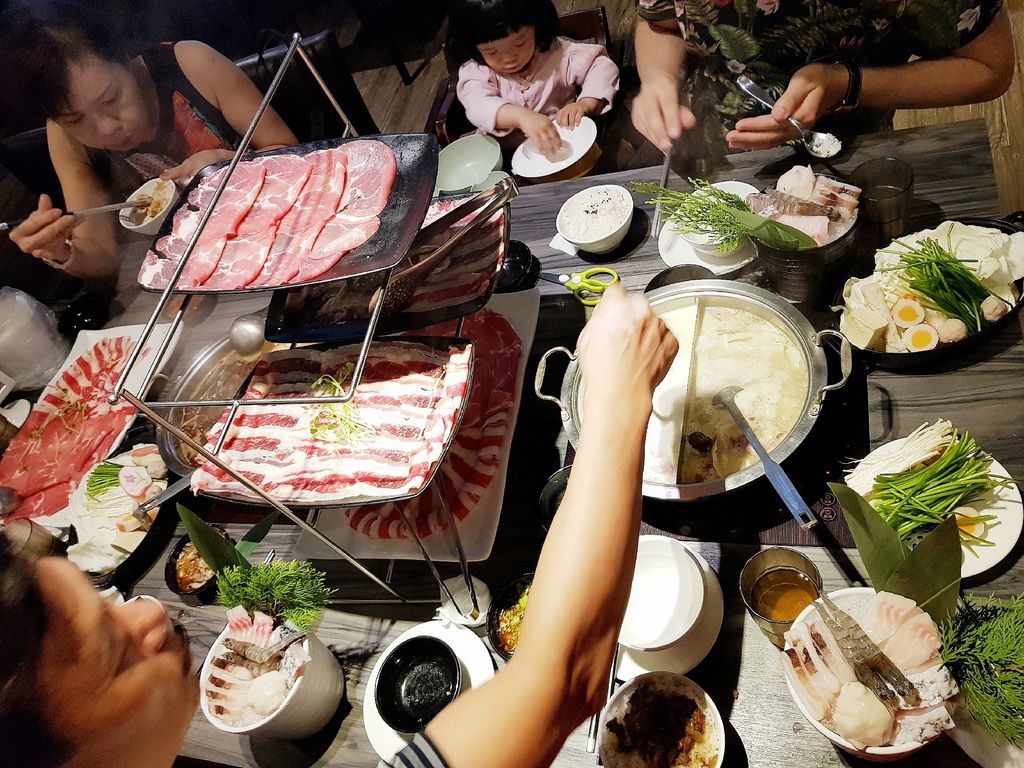 《肉多多火鍋永和竹林店》三周年超值套餐只要269~Cp值爆表299套餐~感動式剝蝦服務就甘心!南洋風湯底上市!(台灣火鍋第一品牌)