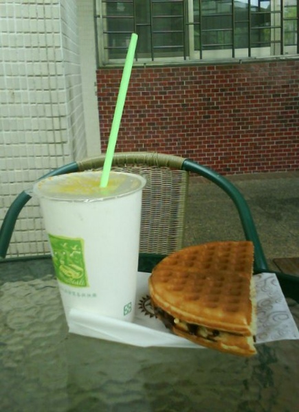 美味的巧克力鬆餅和胚芽奶茶.JPG 美味的巧克力鬆餅和胚芽奶茶.JPG