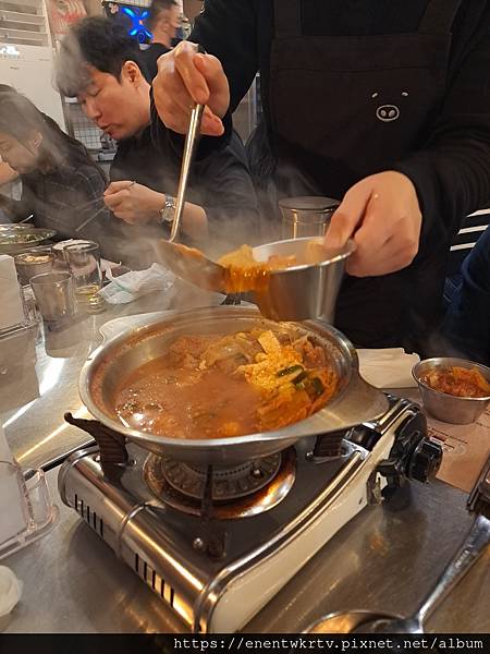 【韓國美食。首爾】金豬食堂금돼지식당丨韓國米其林推薦的人氣烤