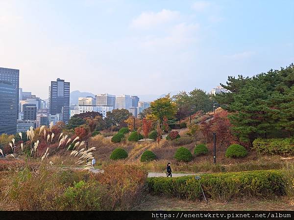 【韓國旅遊】首爾南山白凡廣場及城郭景色，秋天賞楓最佳景點。