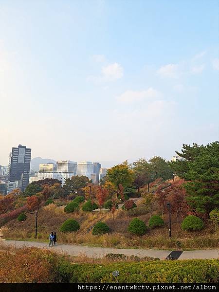 【韓國旅遊】首爾南山白凡廣場及城郭景色，秋天賞楓最佳景點。