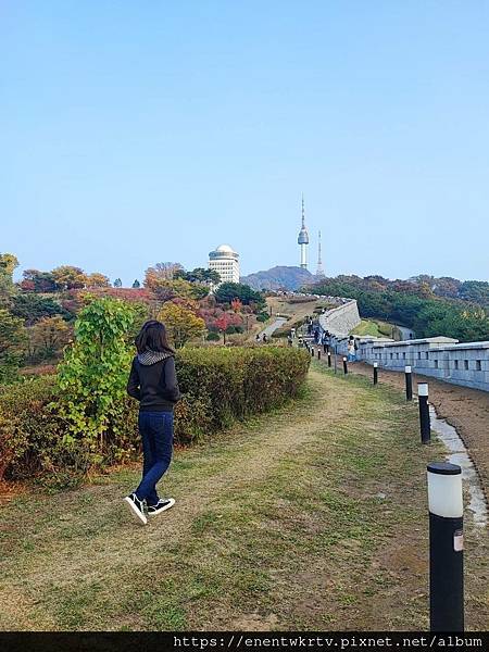 【韓國旅遊】首爾南山白凡廣場及城郭景色，秋天賞楓最佳景點。